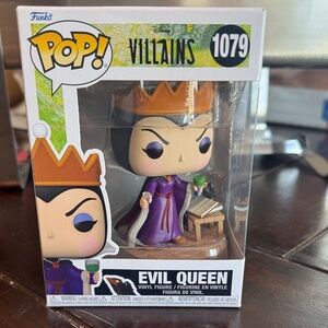Funko Villains 1079 Evil Queen with Crown and Goblet